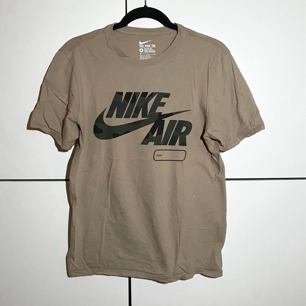 Nike Sportswear Beige Camo Logo Men’s Tee Medium.